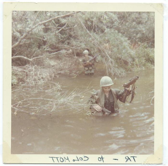 汤姆·罗尼在越南渡河